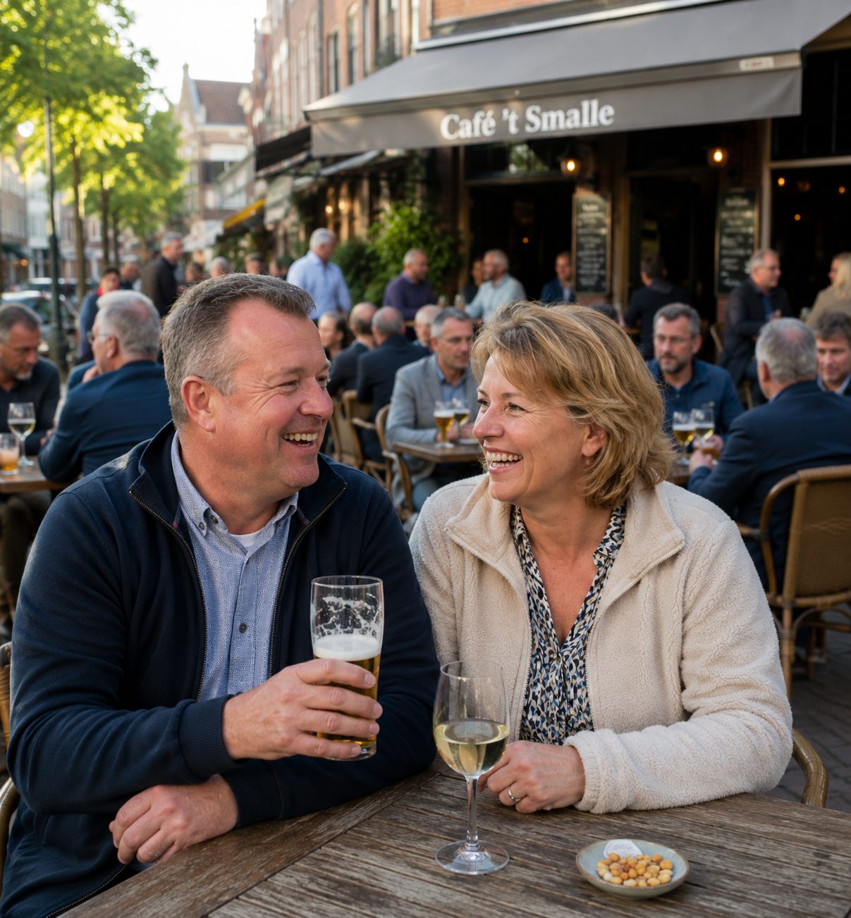 Borrel om iemand te leren kennen met een gezellige groep singles